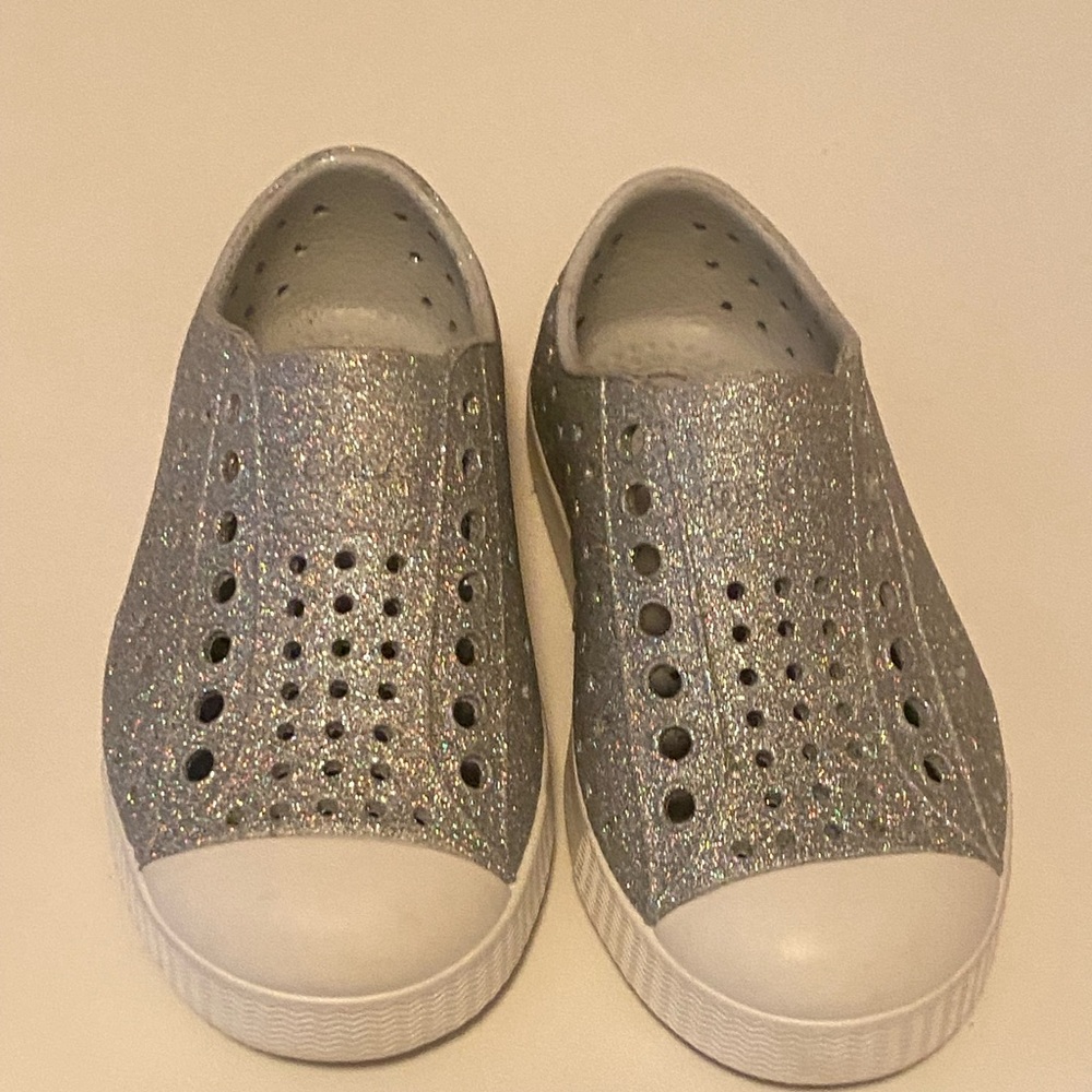 Silver glitter native